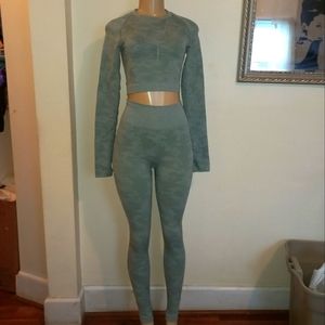 GYMSHARK CAMO SEAMLESS LONG SLEEVE CROP TOP AND LEGGINGS (SET) SIZE SMALL